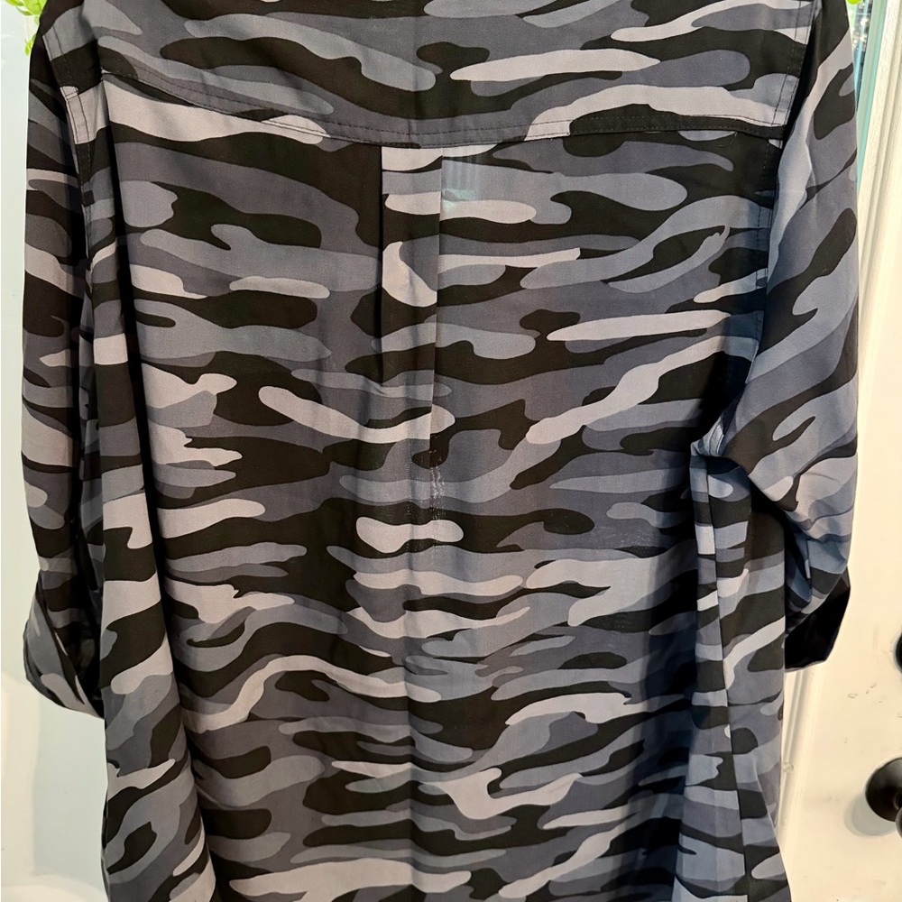 torrid Black & Gray Brushed Camo Blouse - Picture 3 of 5